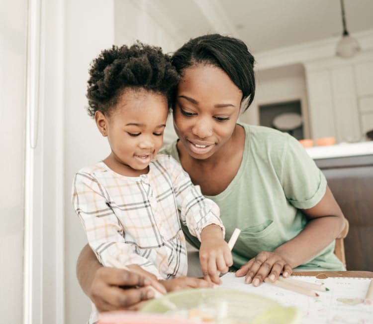 Single mom teaches her young daughter how to write